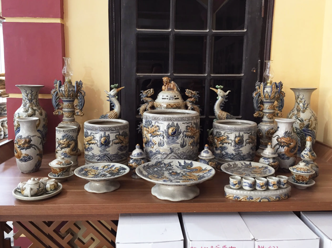 Bộ tam sự sứ men lam khử Bát Tràng